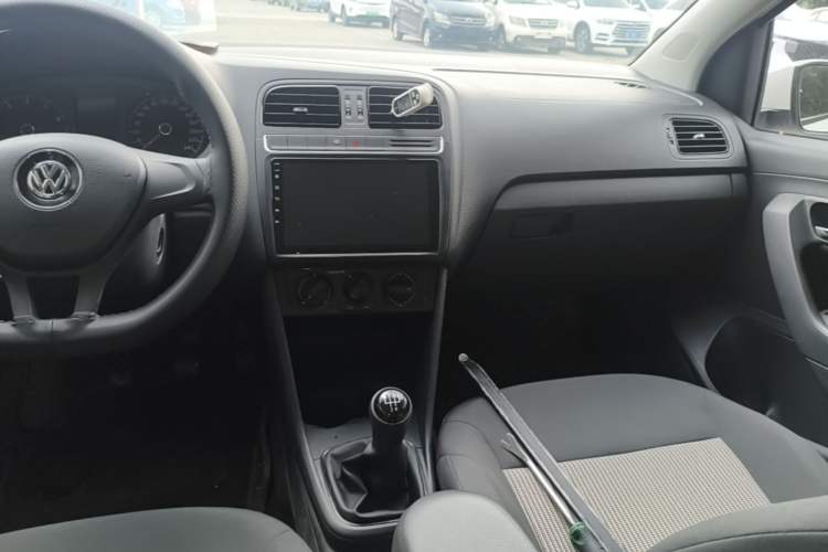 Used Volkswagen Polo 2016 1.4L Manual Fashion Model Audio And AC Panel