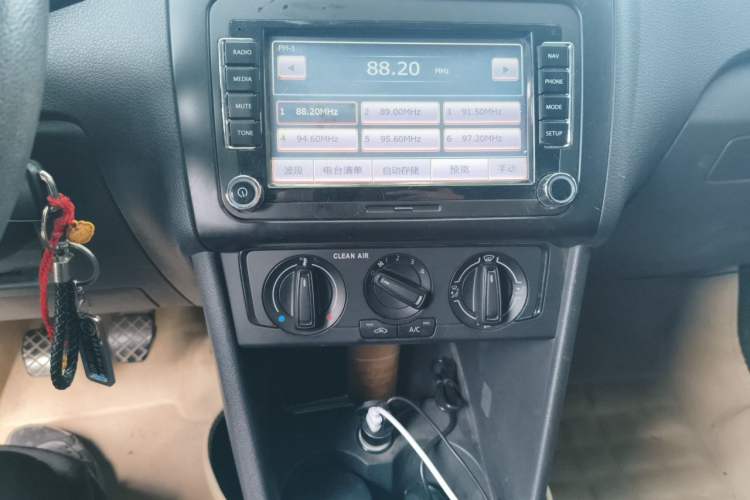 Used Volkswagen Polo 2016 1.4L Manual Fashion Model Audio And AC Panel