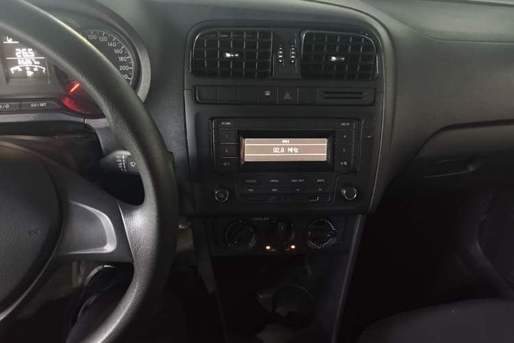 Used Volkswagen Polo 2016 1.4L Manual Fashion Model Audio And AC Panel