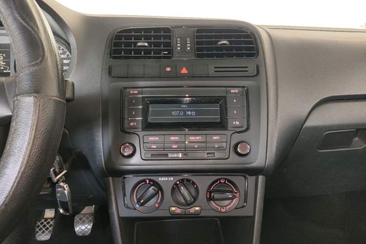 Used Volkswagen Polo 2016 1.4L Manual Fashion Model Audio And AC Panel
