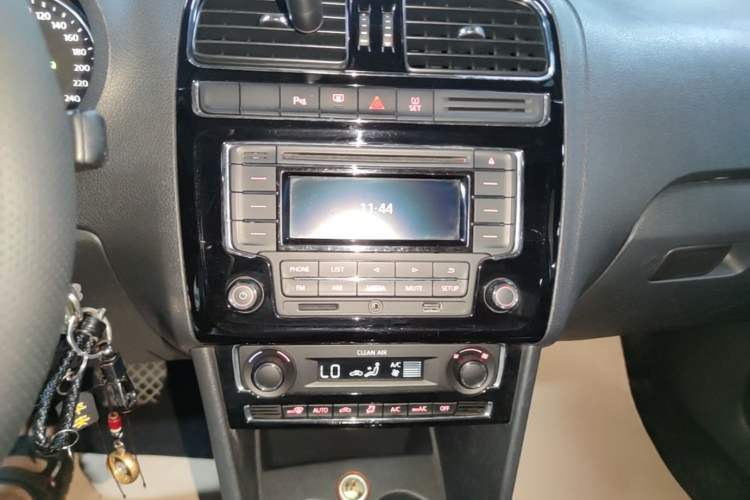 Used Volkswagen Polo 2016 1.6L Automatic Luxury Model Audio And AC Panel