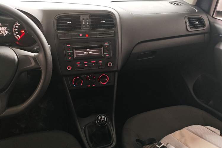 Used Volkswagen Polo 2016 1.4L Manual Fashion Model Audio And AC Panel
