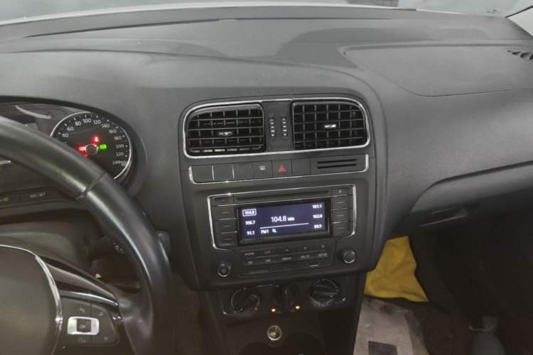 Used Volkswagen Polo 2016 1.6L Automatic Comfort Model Audio And AC Panel