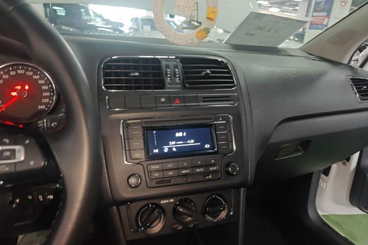 Used Volkswagen Polo 2016 1.6L Automatic Comfort Model Audio And AC Panel