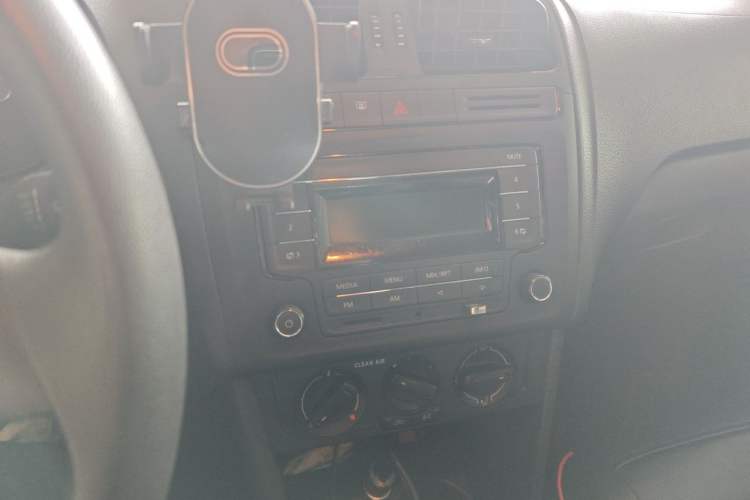 Used Volkswagen Polo 2016 1.4L Manual Fashion Model Audio And AC Panel