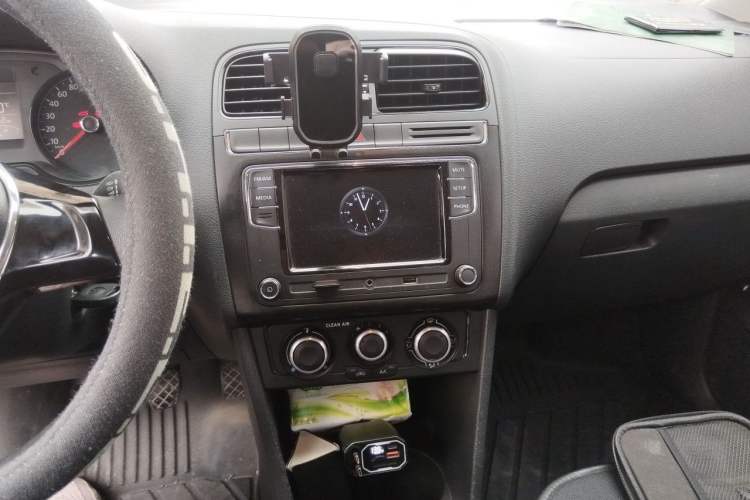 Used Volkswagen Polo 2016 1.4L Manual Fashion Model Audio And AC Panel