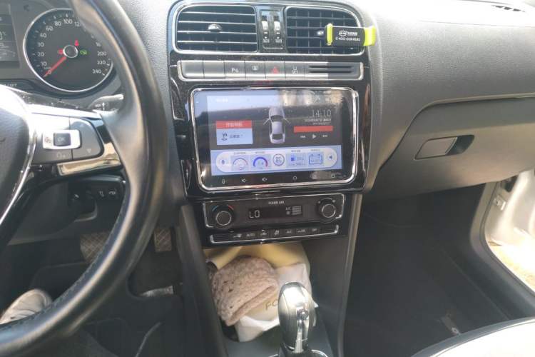 Used Volkswagen Polo 2016 1.6L Automatic Luxury Model Audio And AC Panel