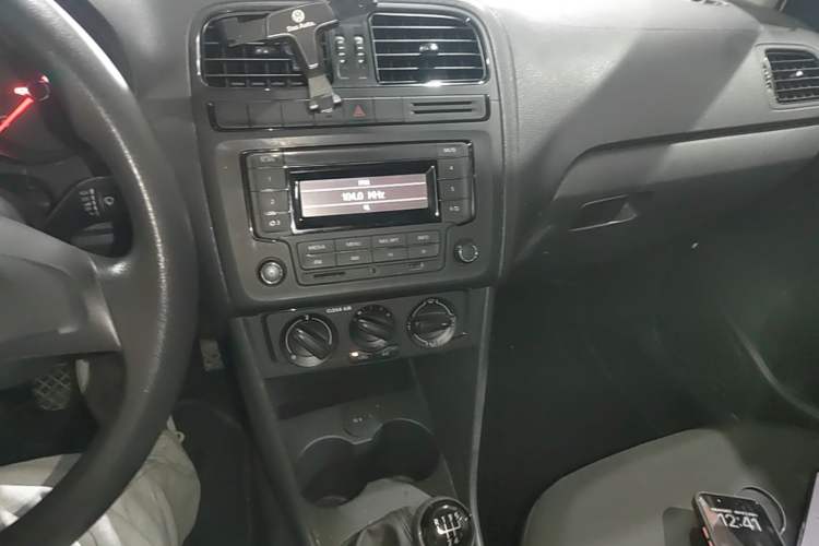Used Volkswagen Polo 2016 1.4L Manual Fashion Model Audio And AC Panel