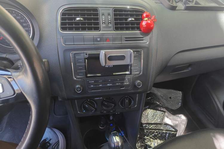 Used Volkswagen Polo 2016 1.6L Automatic Comfort Model Audio And AC Panel
