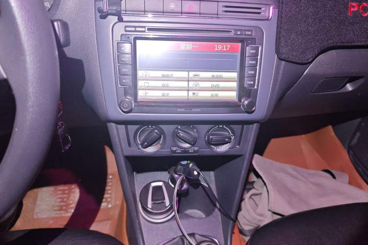 Used Volkswagen Polo 2016 1.4L Manual Fashion Model Audio And AC Panel