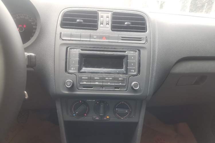 Used Volkswagen Polo 2016 1.4L Manual Fashion Model Audio And AC Panel