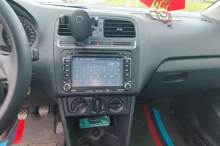 Used Volkswagen Polo 2016 1.4L Manual Fashion Model Audio And AC Panel