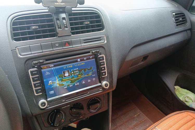 Used Volkswagen Polo 2016 1.4L Manual Fashion Model Audio And AC Panel