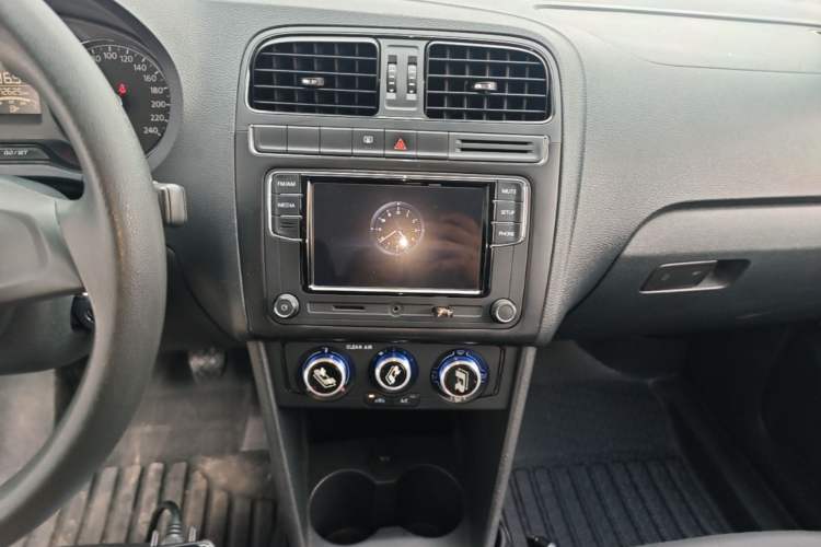 Used Volkswagen Polo 2016 1.4L Manual Fashion Model Audio And AC Panel