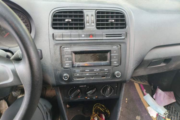 Used Volkswagen Polo 2016 1.4L Manual Fashion Model Audio And AC Panel