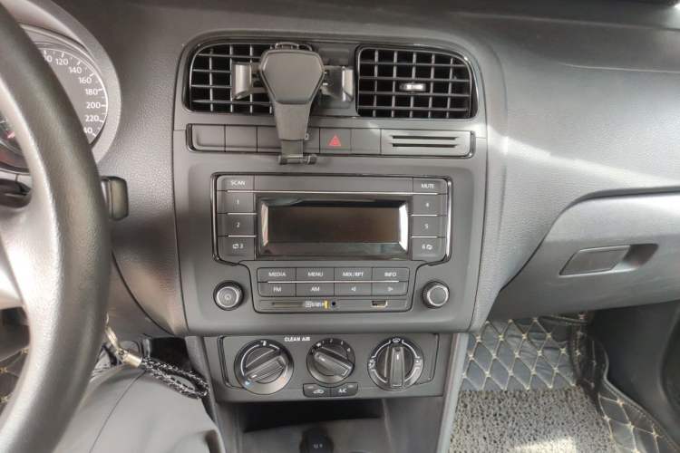 Used Volkswagen Polo 2016 1.4L Manual Fashion Model Audio And AC Panel