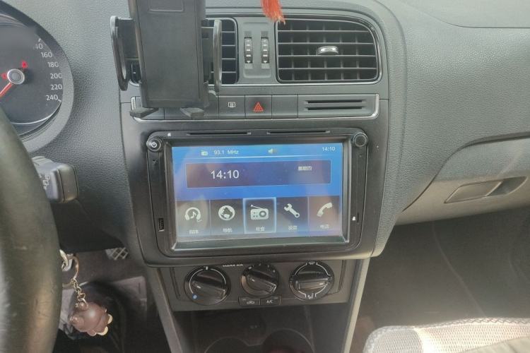 Used Volkswagen Polo 2016 1.4L Manual Fashion Model Audio And AC Panel