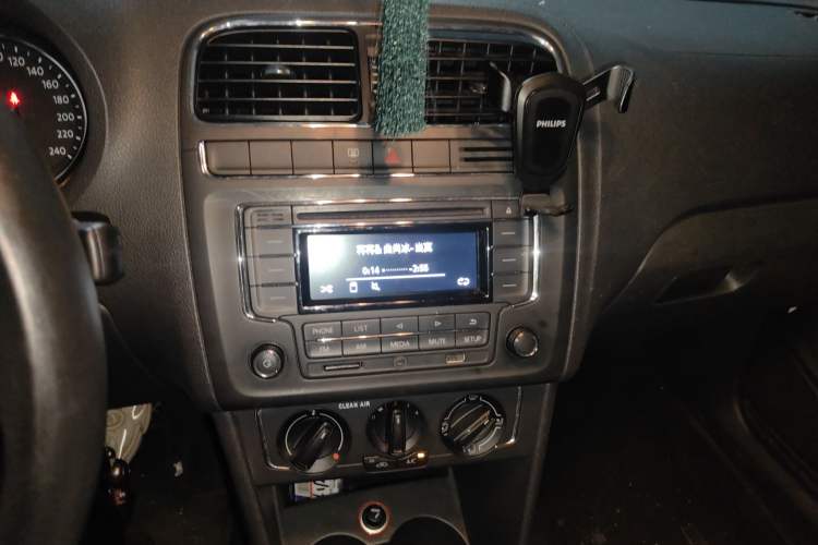 Used Volkswagen Polo 2016 1.6L Automatic Comfort Model Audio And AC Panel