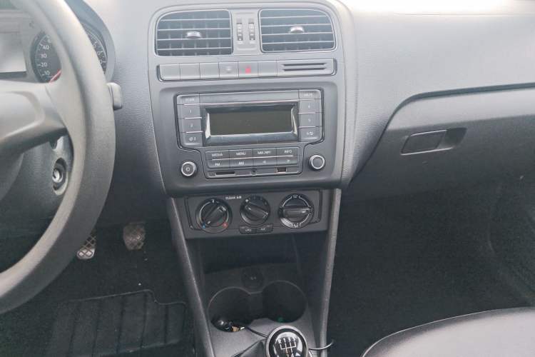 Used Volkswagen Polo 2016 1.4L Manual Fashion Model Audio And AC Panel
