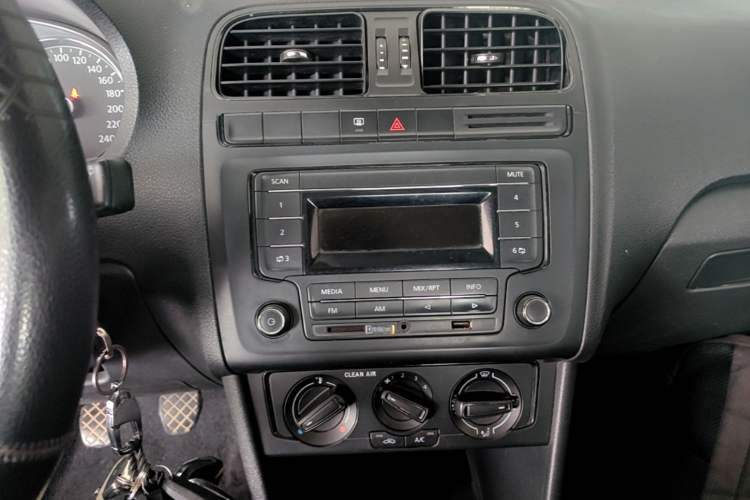 Used Volkswagen Polo 2016 1.4L Manual Fashion Model Audio And AC Panel