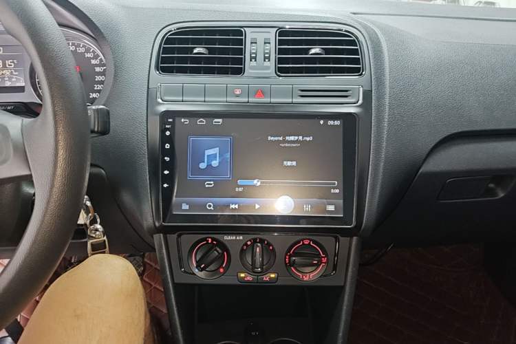 Used Volkswagen Polo 2016 1.4L Manual Fashion Model Audio And AC Panel