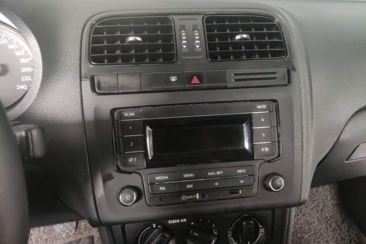 Used Volkswagen Polo 2016 1.4L Manual Fashion Model Audio And AC Panel