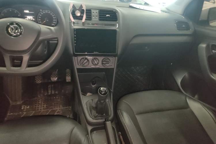 Used Volkswagen Polo 2016 1.4L Manual Fashion Model Audio And AC Panel