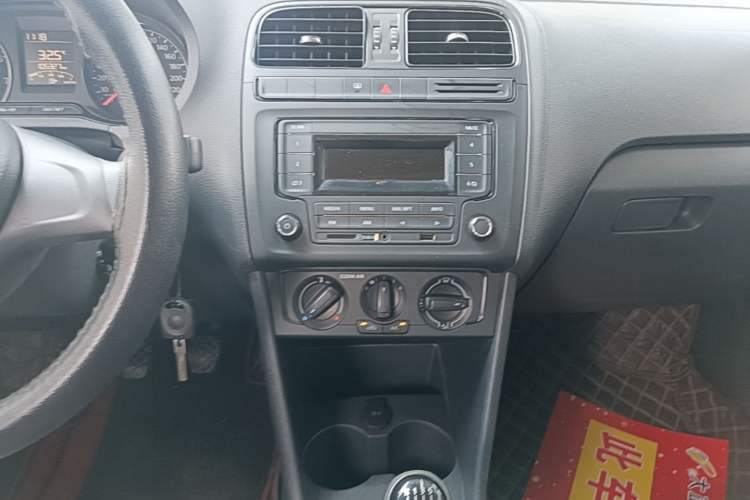 Used Volkswagen Polo 2016 1.4L Manual Fashion Model Audio And AC Panel