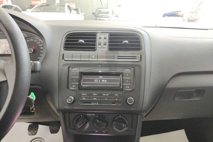 Used Volkswagen Polo 2016 1.4L Manual Fashion Model Audio And AC Panel