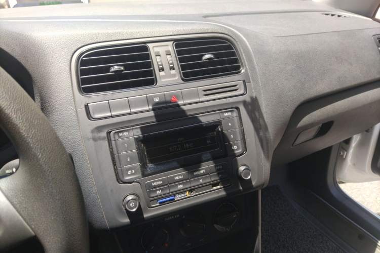 Used Volkswagen Polo 2016 1.4L Manual Fashion Model Audio And AC Panel