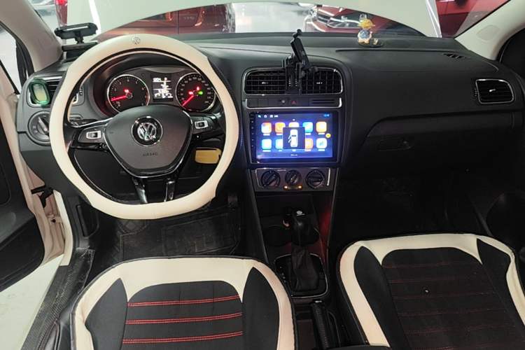 Used Volkswagen Polo 2016 1.6L Automatic Comfort Model Audio And AC Panel