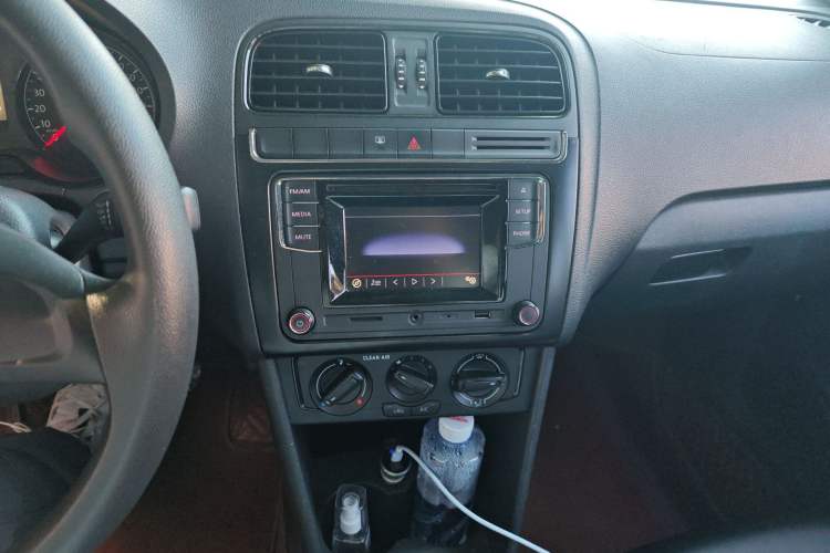 Used Volkswagen Polo 2016 1.4L Manual Fashion Model Audio And AC Panel