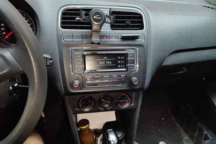 Used Volkswagen Polo 2016 1.6L Automatic Comfort Model Audio And AC Panel
