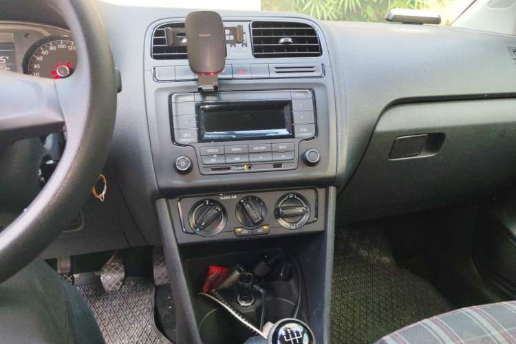 Used Volkswagen Polo 2016 1.4L Manual Fashion Model Audio And AC Panel