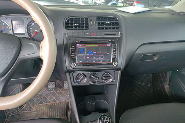 Used Volkswagen Polo 2016 1.4L Manual Fashion Model Audio And AC Panel