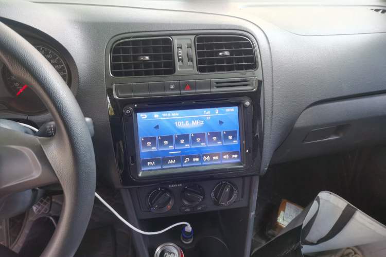 Used Volkswagen Polo 2016 1.4L Manual Fashion Model Audio And AC Panel