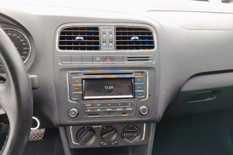 Used Volkswagen Polo 2016 1.6L Automatic Comfort Model Audio And AC Panel