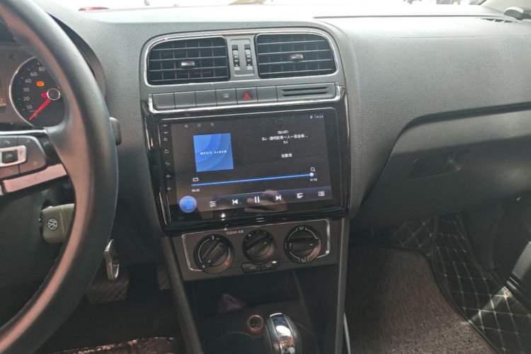 Used Volkswagen Polo 2016 1.6L Automatic Comfort Model Audio And AC Panel