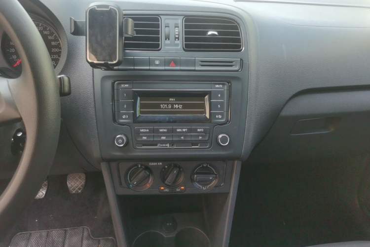 Used Volkswagen Polo 2016 1.4L Manual Fashion Model Audio And AC Panel