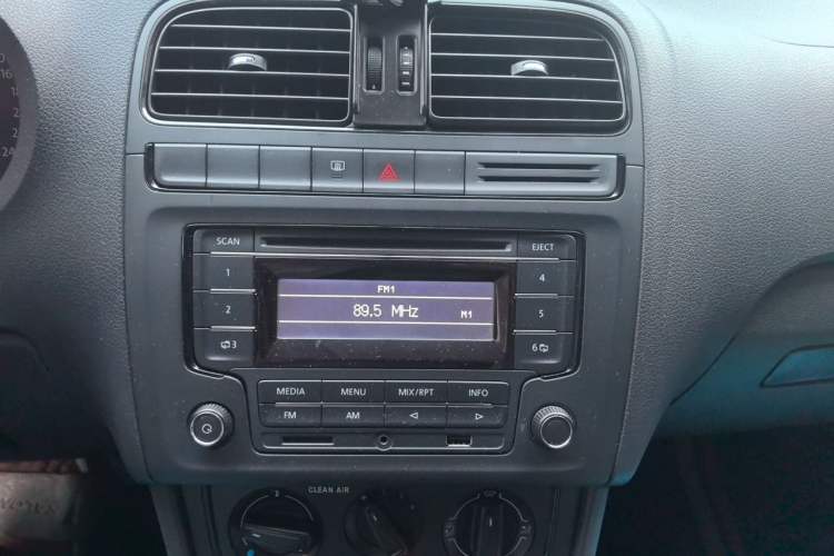 Used Volkswagen Polo 2016 1.4L Manual Fashion Model Audio And AC Panel