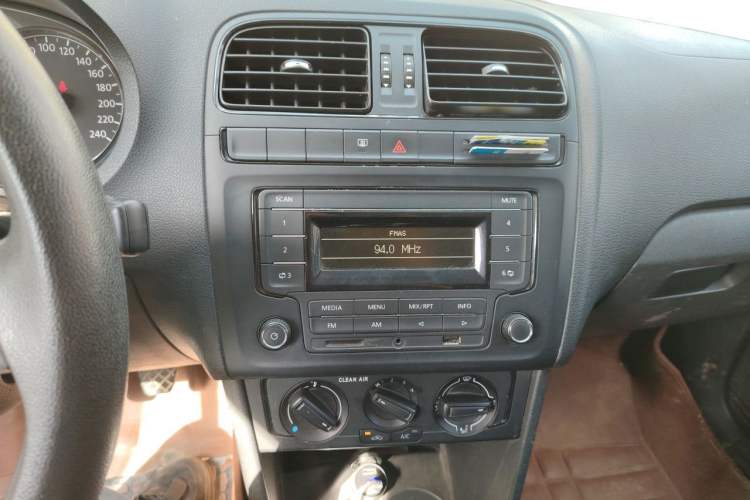 Used Volkswagen Polo 2016 1.4L Manual Fashion Model Audio And AC Panel