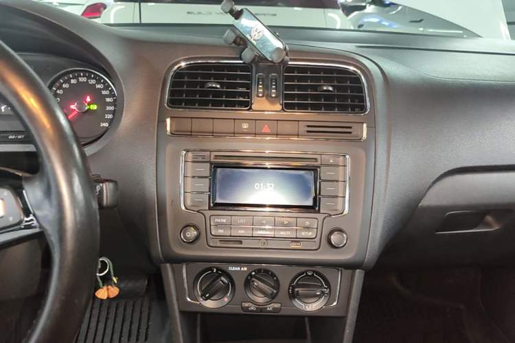 Used Volkswagen Polo 2016 1.6L Automatic Comfort Model Audio And AC Panel