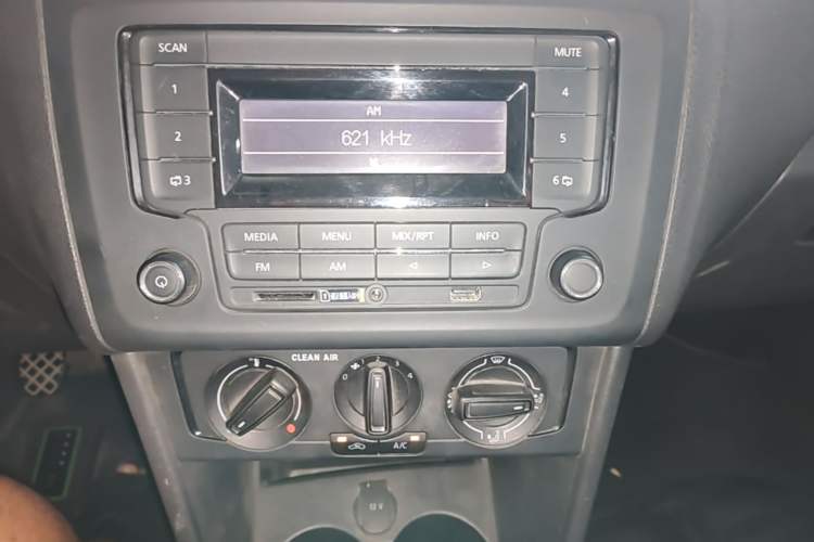 Used Volkswagen Polo 2016 1.4L Manual Fashion Model Audio And AC Panel