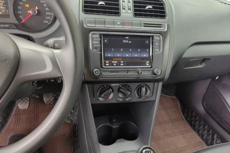 Used Volkswagen Polo 2016 1.4L Manual Fashion Model Audio And AC Panel