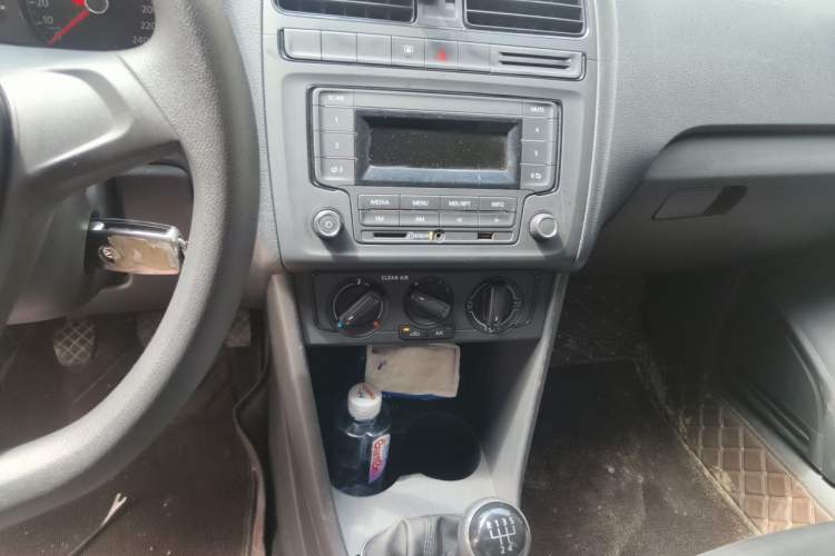 Used Volkswagen Polo 2016 1.4L Manual Fashion Model Audio And AC Panel