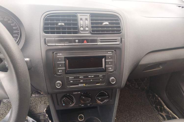 Used Volkswagen Polo 2016 1.4L Manual Fashion Model Audio And AC Panel