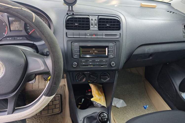Used Volkswagen Polo 2016 1.4L Manual Fashion Model Audio And AC Panel