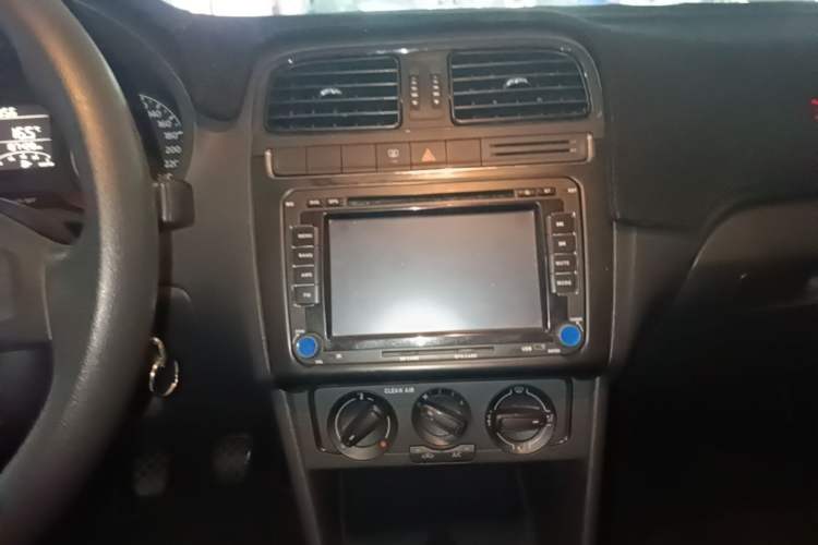 Used Volkswagen Polo 2016 1.4L Manual Fashion Model Audio And AC Panel