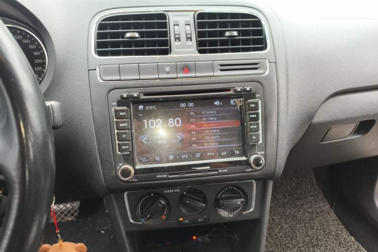 Used Volkswagen Polo 2016 1.6L Automatic Luxury Model Audio And AC Panel