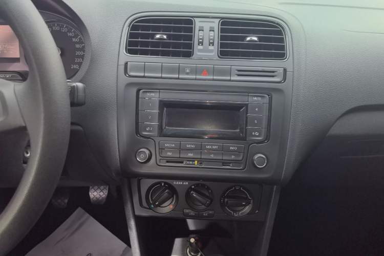 Used Volkswagen Polo 2016 1.4L Manual Fashion Model Audio And AC Panel